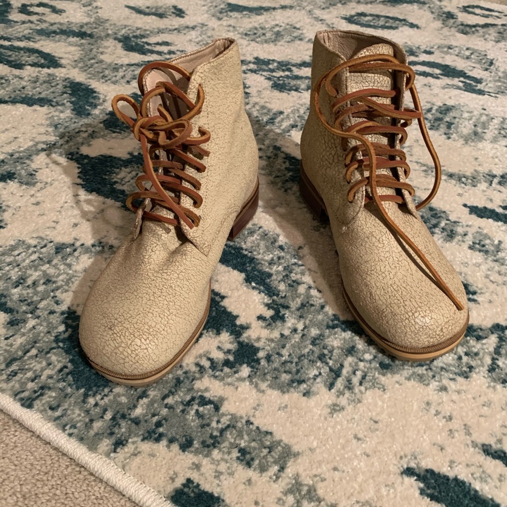 Gee WaWa Distressed Cracked Leather Ankle Boot